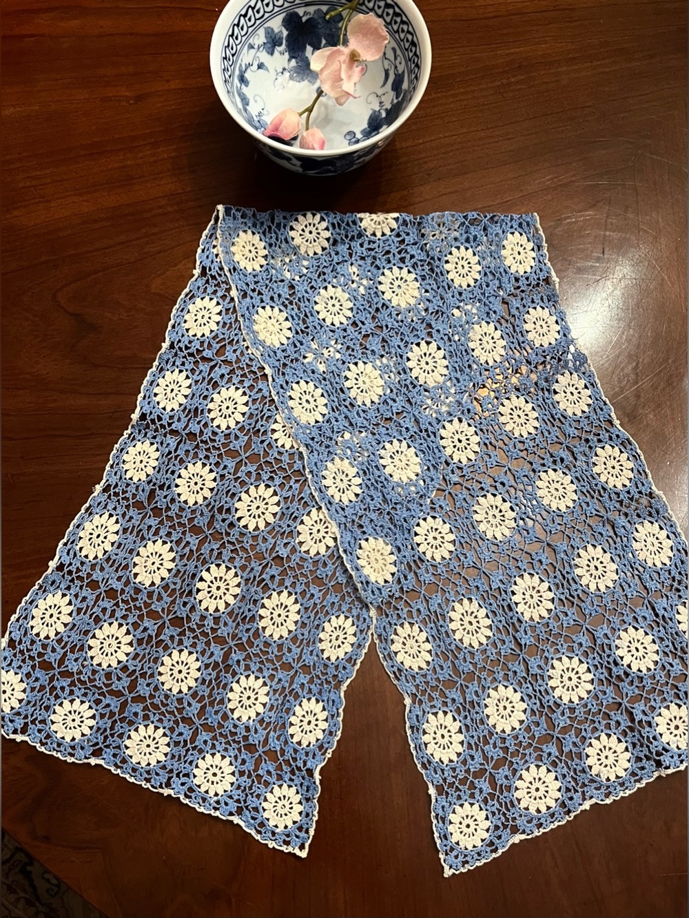 VTG Handmade Crochet Lace Table Runner Blue & Cream Daisy Motif 38”x10”